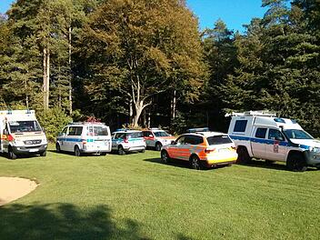 Mehrere Rettungsfahrzeuge waren zum Golfplatz bei Kanndorf ausger&uuml;ckt. Foto: Bergwacht Forchheim