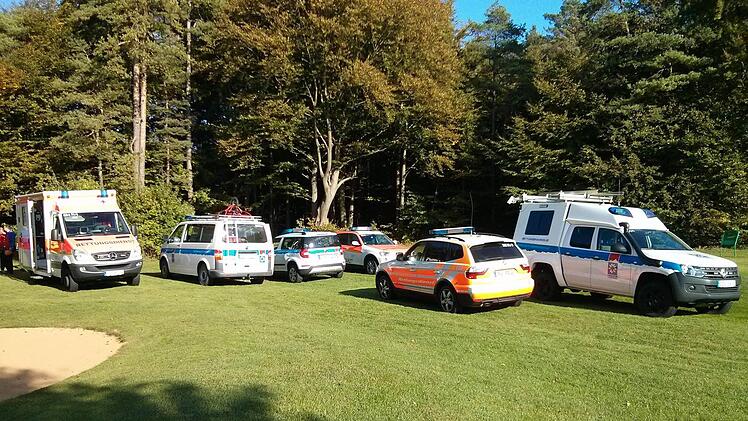 Mehrere Rettungsfahrzeuge waren zum Golfplatz bei Kanndorf ausger&uuml;ckt. Foto: Bergwacht Forchheim