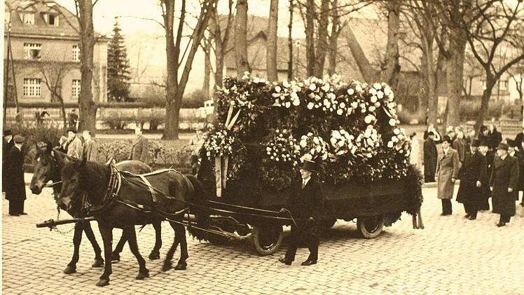 Wie ein Staatsbegr&auml;bnis: Tausende Kulmbacher folgen nach dem Tod Georg Hagens am 18. November 1958 dem Katafalk. Unter den Trauernden ist auch der vormalige bayerische Ministerpr&auml;sident Hans Ehard. Foto: Stadtarchiv Kulmbach
