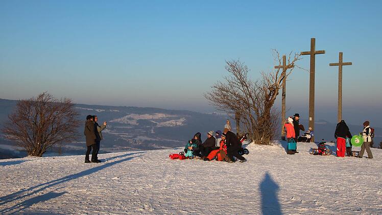 Die Kreuze am Fuß des Rothhangs sind ein beliebtes Foto-Motiv bei den Schlitten-Fahrern. Foto: Ralf Ruppert