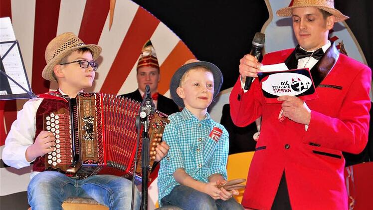 Sitzungspräsident Andreas Alles bat das "Strohhuatduo" Justin Huppmann (links) und Nils Schmitt als kommende Stars um ein erstes Autogramm. Foto: Sigismund von Dobschütz