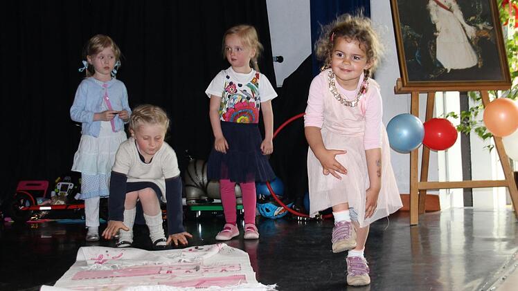 Bei der Jubiläumsfeier des Kindergartens Marienschule wurde gezeigt, mit welchen Dingen Jungs und Mädchen vor 175 Jahren gespielt haben. Foto: Oliver Schmidt