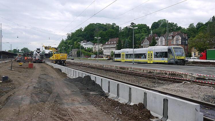 Am Coburger Bahnhof laufen die Bauarbeiten auf Hochtouren. Foto: Berthold Köhler