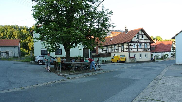 Die Hohnhäuser Spezialität: Ihr "Sitzeckla" rund um die Kastanie auf dem "Kastanienplatz". Beliebter Treffpunkt für die Dorfgemeinschaft. Fotos: Brigitte Krause