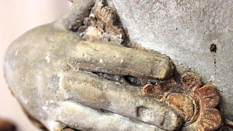 Mit der rechten Hand hält Kunigunde ein Amulett an ihrer Brust. Foto: Dominic Buckreus