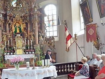 Annette Urban erläuterte die Besonderheiten der Wallfahrtskirche Mariä Geburt. Foto: Hofmann