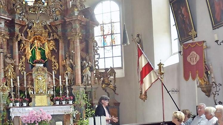 Annette Urban erläuterte die Besonderheiten der Wallfahrtskirche Mariä Geburt. Foto: Hofmann