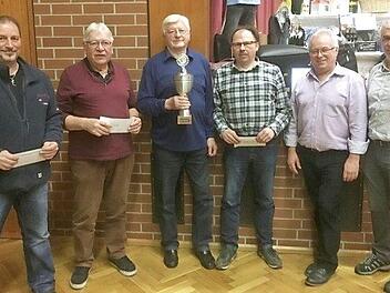 Im Bild von links: Ulrich Tischer, Sieger Heinz Schmittke, der Zeulner Ortsmeister Horst Kestel, Günther Maaser, Altliga-Präsident Wolfgang Grebner und Bürgermeister Gregor Friedlein-Zech. Foto: privat