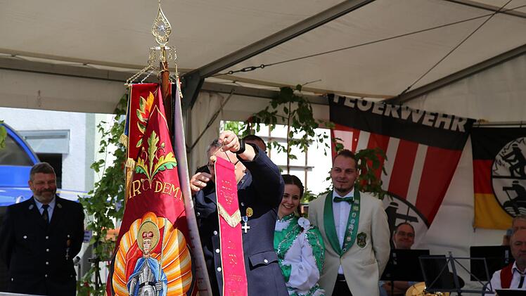 Die örtlichen Vereine übergaben ein Fahnenband als Geschenk an die Feuerwehr.Doris Bauer
