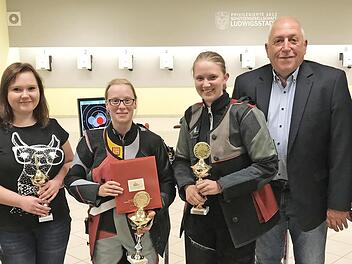 Zweiter Schützenmeister Frank Ziener, Drittplatzierte Gina Holland, Siegerin Lina-Marie Harnisch, Zweitplatzierte Celine Stichert, ErsterSchützenmeister Johannes Haase und Sportwart Christoph Methfessel (von links)  Foto: SG Ludwigsstadt