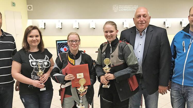Zweiter Schützenmeister Frank Ziener, Drittplatzierte Gina Holland, Siegerin Lina-Marie Harnisch, Zweitplatzierte Celine Stichert, ErsterSchützenmeister Johannes Haase und Sportwart Christoph Methfessel (von links)  Foto: SG Ludwigsstadt