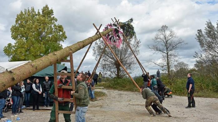 Das Baumaufstellen gehört zur Kerwa dazu wie Musik und gutes Essen.   Fotos: Mathias Erlwein