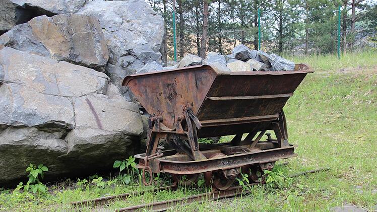 Die alte Lore am Steinerlebnispfad erinnert an jene Zeit, als der Basalt noch auf dem Schienenweg transportiert wurde.