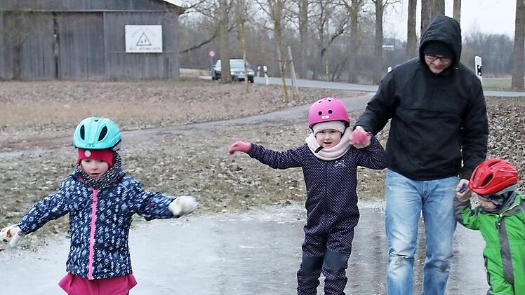 Familie Barth aus Niederfüllbach mit ihren Kindern bringt ihren Kinder das Eislaufen bei.
