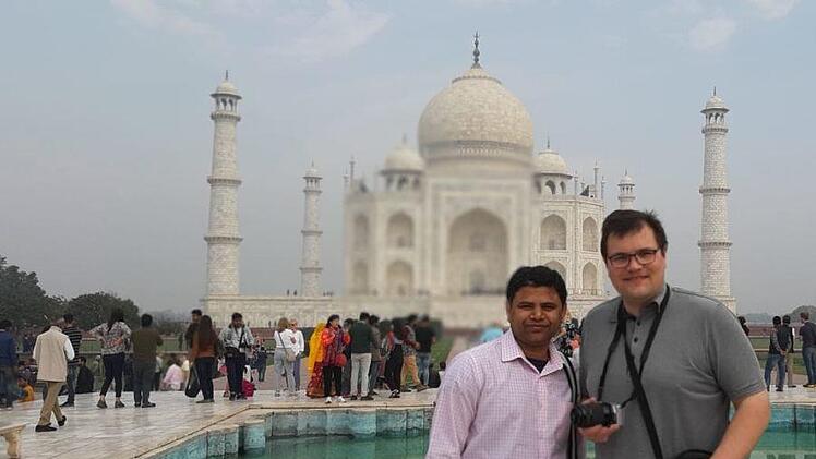 Pater Boddu und Pfarrer Florian Stark vor dem Taj Mahal Foto: privat