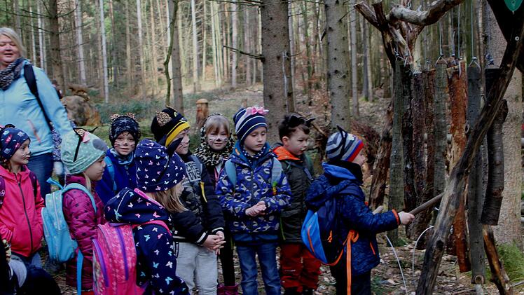 Mit Begeisterung waren die Kinder gleich beim "Holzklangspiel" dabei.