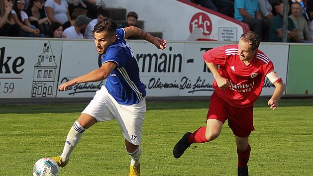 Aykut Civelek (blaues Trikot, im Duell mit dem Lichtenfelser Kapit&auml;n Pascal Scholz) erzielte seinen ersten Treffer im VfL-Trikot.  Foto: Lisa H&uuml;mmer