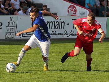 Aykut Civelek (blaues Trikot, im Duell mit dem Lichtenfelser Kapit&auml;n Pascal Scholz) erzielte seinen ersten Treffer im VfL-Trikot.  Foto: Lisa H&uuml;mmer