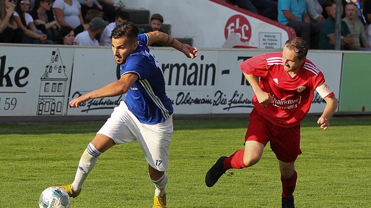 Aykut Civelek (blaues Trikot, im Duell mit dem Lichtenfelser Kapit&auml;n Pascal Scholz) erzielte seinen ersten Treffer im VfL-Trikot.  Foto: Lisa H&uuml;mmer