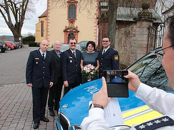 Gruppenbild mit Dame: Michael Zimmer von der Pressestelle des Polizeipräsidiums Unterfranken fotografiert vor der Klosterkirche den neuen Leiter der Hammelburger Polizei, Christian Pörtner (von rechts), mit seiner Frau Carolin, dem unterfränkischen Polizeipräsidenten Gerhard Kallert sowie Pörtners Vorgängern Alfons Hausmann und Martin Kuhn. Foto: Ralf Ruppert
