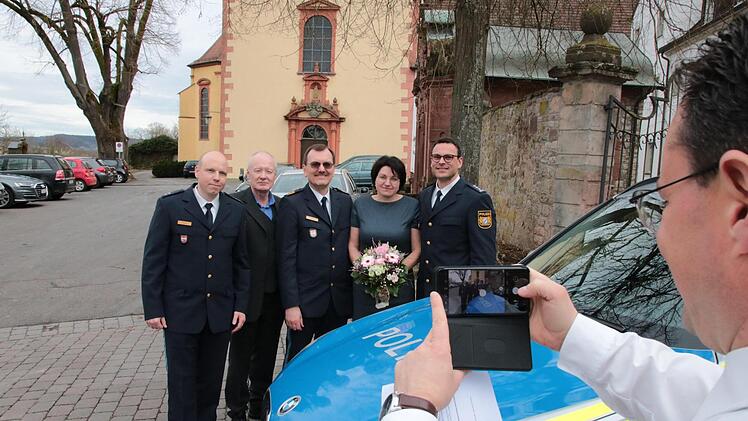 Gruppenbild mit Dame: Michael Zimmer von der Pressestelle des Polizeipräsidiums Unterfranken fotografiert vor der Klosterkirche den neuen Leiter der Hammelburger Polizei, Christian Pörtner (von rechts), mit seiner Frau Carolin, dem unterfränkischen Polizeipräsidenten Gerhard Kallert sowie Pörtners Vorgängern Alfons Hausmann und Martin Kuhn. Foto: Ralf Ruppert