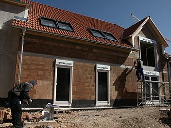 Baustelle 1: Am entstehenden Gebäude mit fünf Sozialwohnungen in Nüdlingen bereiten Arbeiter den Anbau eines Balkons vor.   Foto: Steffen Standke