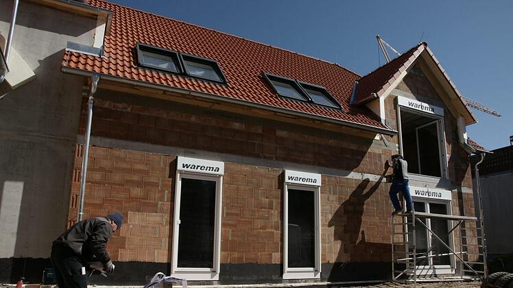 Baustelle 1: Am entstehenden Gebäude mit fünf Sozialwohnungen in Nüdlingen bereiten Arbeiter den Anbau eines Balkons vor.   Foto: Steffen Standke