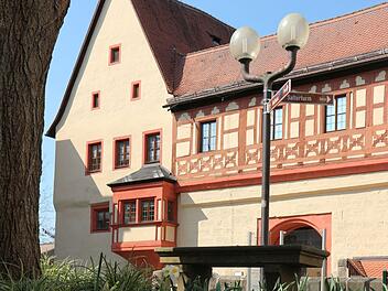 Im Pfalzmuseum in Forchheim wird es bald eine Sonderausstellung zu fr&auml;nkischen Verunglimpfungen geben. Unter dem Namen "Von Hundefressern und Zwiebeltretern - wie die Franken ihre Nachbarn nennen und warum" werden in der Ausstellung fr&auml;nkische Begriffe thematisiert und visualisiert, die im gleichnamigen Buch zusammengestellt wurden.