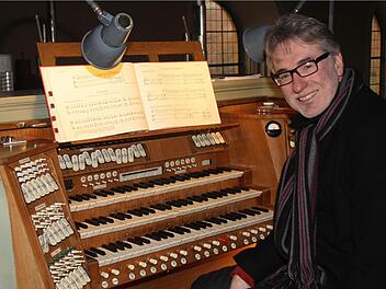 Dekanatskantor Carl Friedrich Meyer am Spieltisch der Steinmeyer-Orgel . Fotos: G. Bauer
