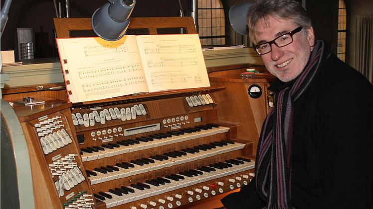 Dekanatskantor Carl Friedrich Meyer am Spieltisch der Steinmeyer-Orgel . Fotos: G. Bauer