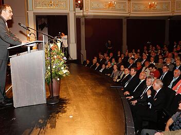 Joachim Schön stellt den Gästen im Bamberger Theatersaal die VHS Bamberg-Land vor. Foto: Matthias Hoch