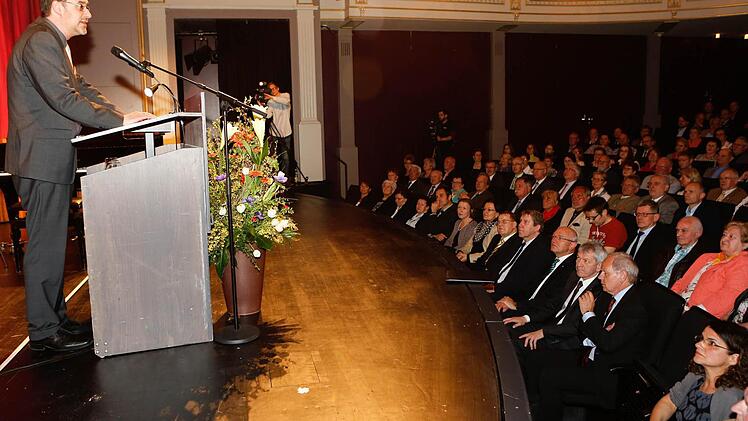 Joachim Schön stellt den Gästen im Bamberger Theatersaal die VHS Bamberg-Land vor. Foto: Matthias Hoch