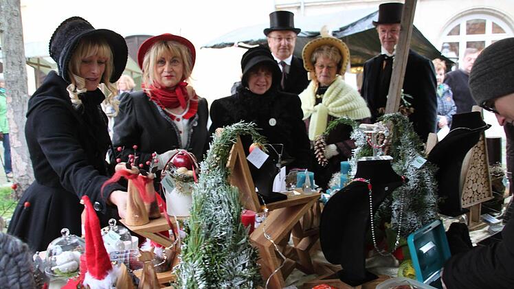 In der Kleidung des Biedermeier flanierte diese Gruppe aus dem Frankenwald an den Ständen vorbei. Foto: Stephan Stöckel