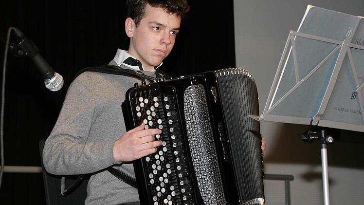 Leo Pfister umrahmte die Veranstaltung musikalisch. Foto: Sylvia Hubele