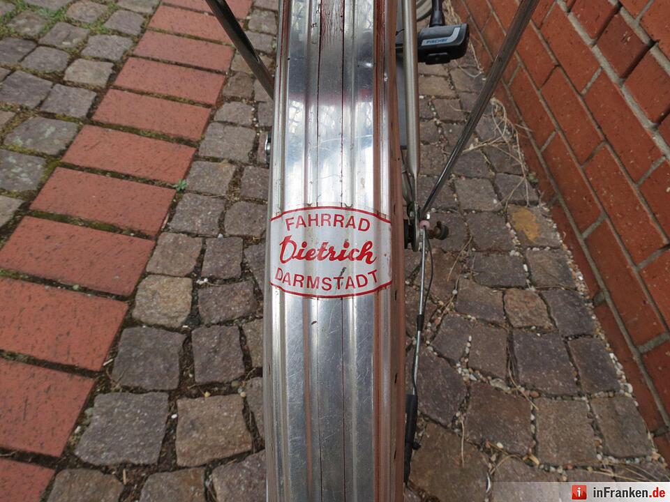 Nach Messerattacke auf Fußgänger sucht die Polizei den Besitzer dieses Rads: Hinweise werden rund um die Uhr von jeder Polizeidienststelle oder direkt von der Kriminalpolizei Aschaffenburg unter Tel. 06021/857-1732 entgegengenommen.