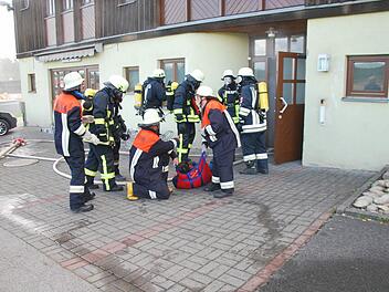 Fast achtzig Feuerwehraktive zeigten bei einer Großübung an und in der Rudi-Erhard-Halle in Burglauer, dass auf die Feuerwehren im Ernstfall Verlass ist.  Foto: Manfred Mellenthin