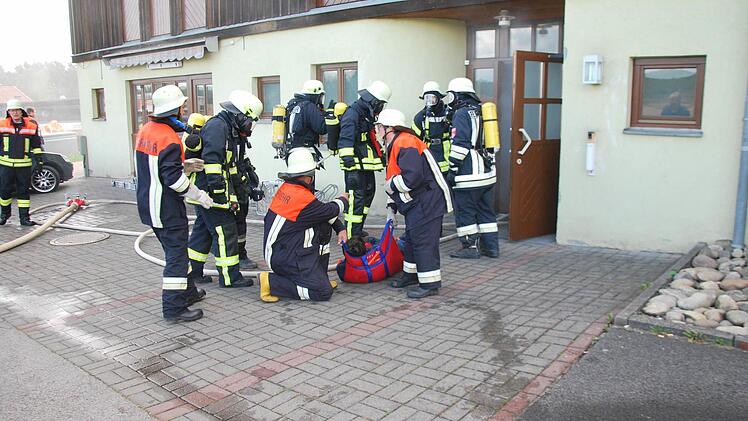 Fast achtzig Feuerwehraktive zeigten bei einer Großübung an und in der Rudi-Erhard-Halle in Burglauer, dass auf die Feuerwehren im Ernstfall Verlass ist.  Foto: Manfred Mellenthin