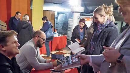 Die beiden Autoren (links) signierten ihre Bücher. Foto: Pauline Lindner