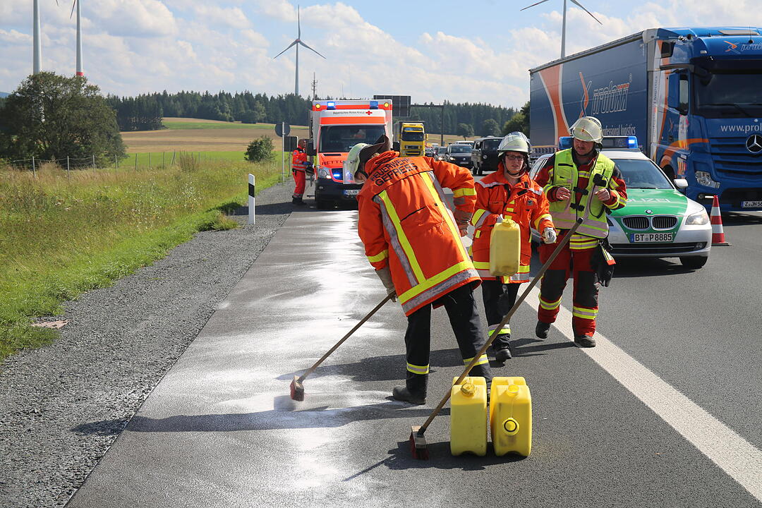 Kleintransporter brennt komplett aus:  A9 bei Münchberg komplett gesperrt