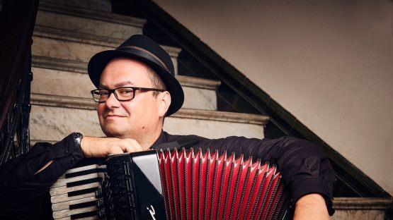 Frank Grischek pr&auml;sentiert sein Kabarett-Solokonzert in Bad Br&uuml;ckenau. Foto: Robert Grischek