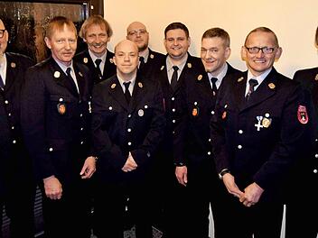 Ehrungen für langjährige Aktive (von links): Kommandant Matthias Zirkelbach, Vorsitzender Siegolf Dehler, Stefan Rädlein, Benjamin Günther, André Sollmann, Daniel Bauer, Rüdiger Schultheiß, Mathias Rädlein, Ullrich Illmer Foto: Andreas Welz