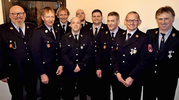 Ehrungen für langjährige Aktive (von links): Kommandant Matthias Zirkelbach, Vorsitzender Siegolf Dehler, Stefan Rädlein, Benjamin Günther, André Sollmann, Daniel Bauer, Rüdiger Schultheiß, Mathias Rädlein, Ullrich Illmer Foto: Andreas Welz