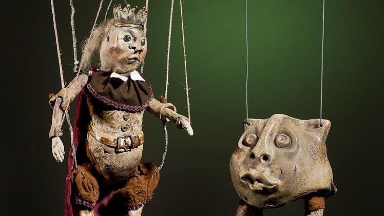 Exponate aus der Ausstellung "Lehm & Lehm lasssen" im Glasmuseum RosenauFoto: Kunstsammlungen