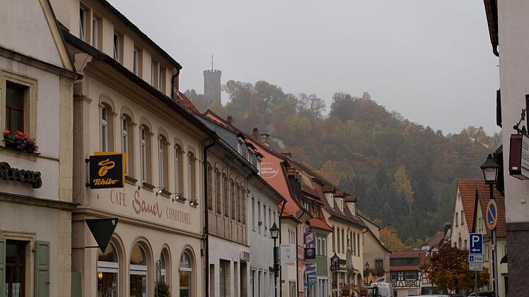 Die "Schottengasse" erinnert an die Christianisierung, ist heute aber Dreh- und Angelpunkt des geschäftlichen Treibens. Die Wasserstraße "Main" gewinnt auch für Eltmann wieder eine besondere Bedeutung und ist inzwischen auch Anlegestelle für Flusskreuzfahrtschiffe.  Fotos: Günther Geiling