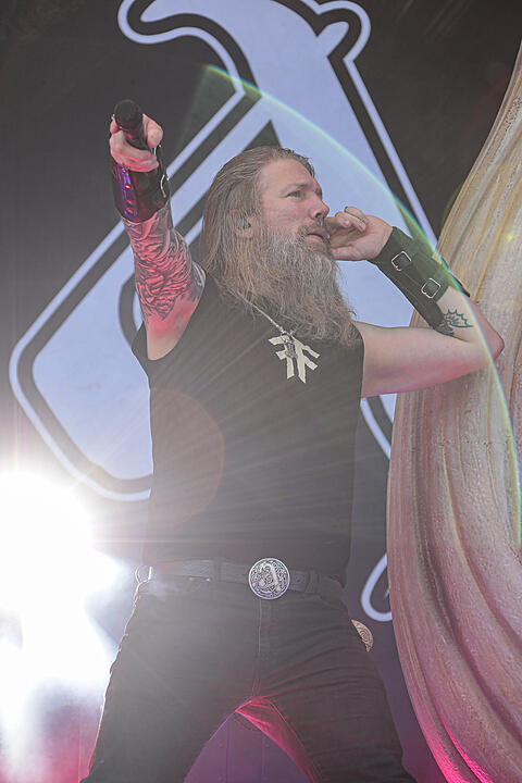 Amon Amarth bei Rock im Park 2019: Ganz viel Metal und Feuer bringt die Fans zum Durchdrehen