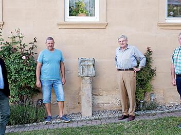 Der Bildstock zeigt an der einen Seite Maria und Johannes unter dem Kreuz und auf den anderen Seiten Petrus und Paulus sowie den heiligen Andreas. Neben dem Bildstock stehen, von links: Bürgermeister Jürgen Hennemann, Steinmetz Thomas Groh, Kreisheimatpfleger Günter Lipp und Alfred Dorsch vor dem Anwesen Dorsch in Fierst.  Foto: Michaela Mogath