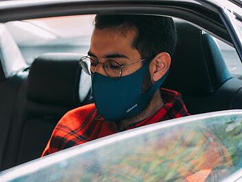 Droht bald eine allgemeine Mitführpflicht von Masken im Auto?