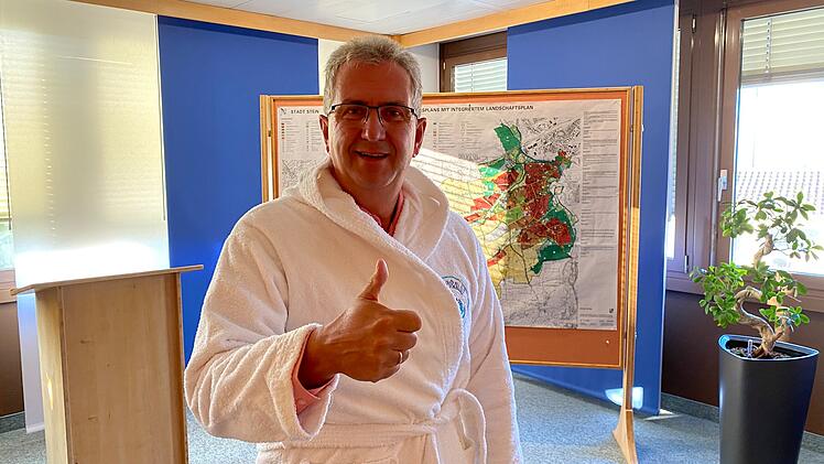 Stein: B&uuml;rgermeister Kr&ouml;mer macht im Bademantel auf Demenz aufmerksam - was es damit auf sich hat