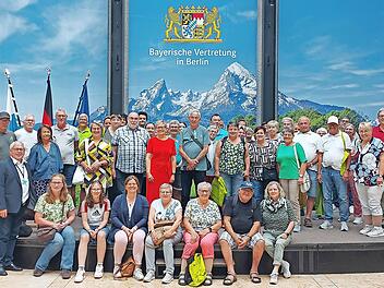 Erinnerungsbild auf der Dachterrasse: Ein Stück Bayerische Heimat – inklusive weiß-blauem Himmel – gab es für die Gruppe aus dem Wahlkreis Bad Kissingen in der Bayerischen Landesvertretung.