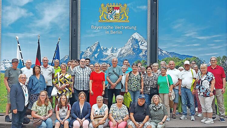 Erinnerungsbild auf der Dachterrasse: Ein Stück Bayerische Heimat – inklusive weiß-blauem Himmel – gab es für die Gruppe aus dem Wahlkreis Bad Kissingen in der Bayerischen Landesvertretung.